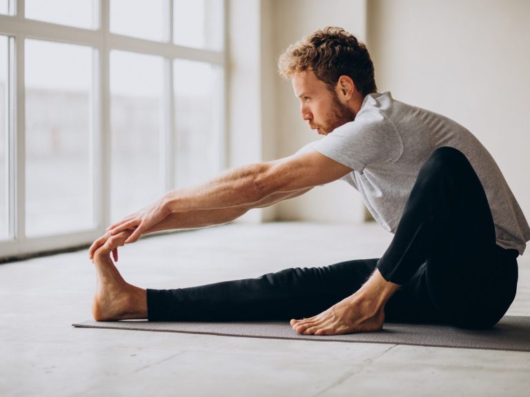 <a href="https://www.freepik.es/foto-gratis/hombre-practicando-yoga-colchoneta-casa_14923324.htm#query=pilates%20hombre&position=0&from_view=search&track=location_fest_v1">Imagen de senivpetro</a> en Freepik